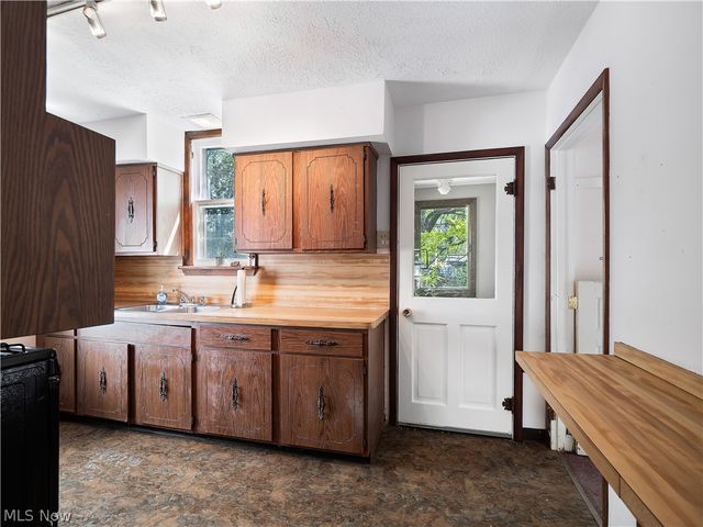 1331 Cranford Avenue, Lakewood, OH 44107