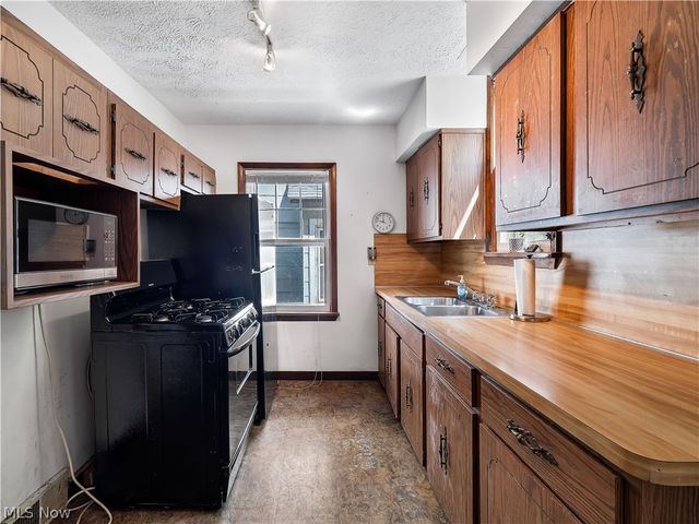 1331 Cranford Avenue, Lakewood, OH 44107