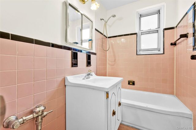 27-10 Parsons Boulevard 2F, Flushing, NY 11354