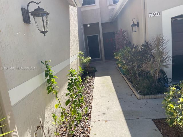 800 Sorrento Dr, Weston, FL 33326