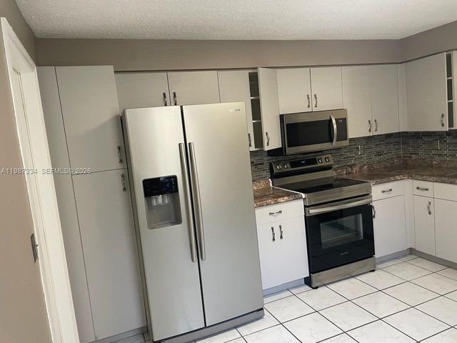 800 Sorrento Dr, Weston, FL 33326