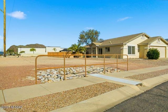 8000 W Mural Hill Drive, Tucson, AZ 85743