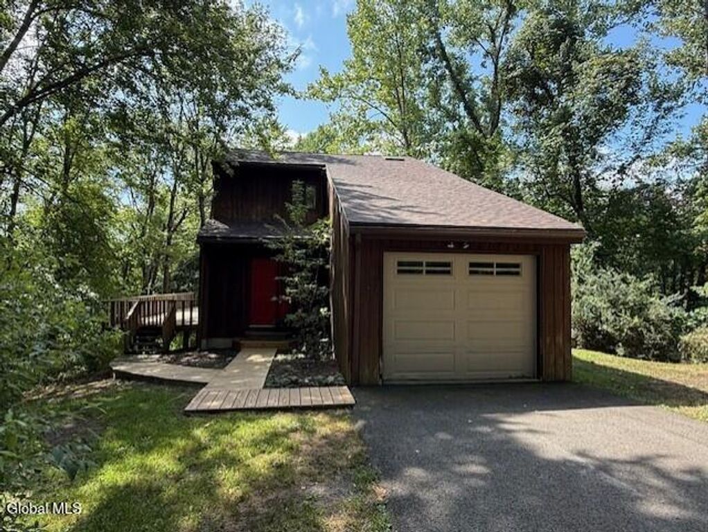 104 Vosburgh Road, Poestenkill, NY 12018