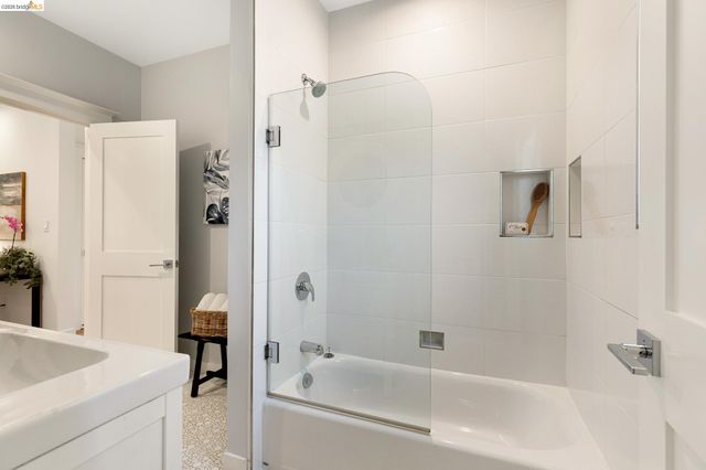 4811 Webster St, Oakland, CA 94609