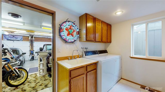 1704 Field Place NE, Renton, WA 98059