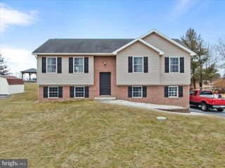 1674 HAMMOND DRIVE, Chambersburg, PA 17201