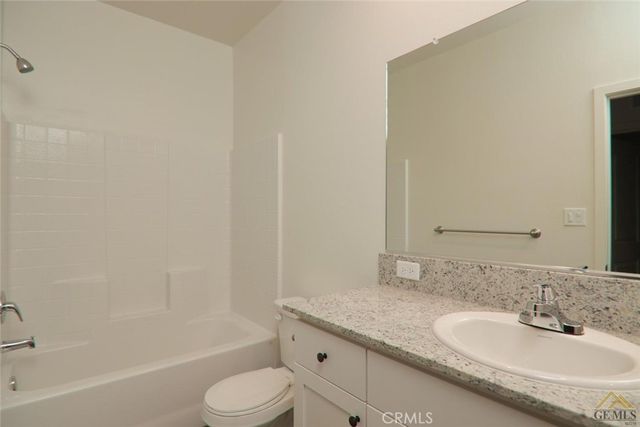 802 Kidlington Court, Bakersfield, CA 93307
