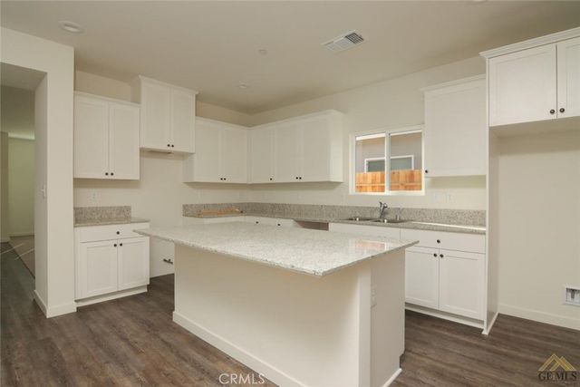 802 Kidlington Court, Bakersfield, CA 93307