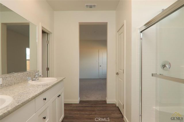 802 Kidlington Court, Bakersfield, CA 93307