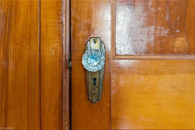 1940 Robinhood Road, Winston-salem, NC 27104