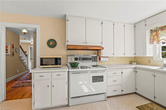 1940 Robinhood Road, Winston-salem, NC 27104