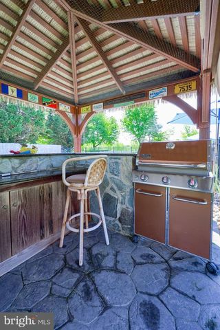 322 POWELL DR, Lancaster, PA 17601