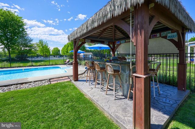 322 POWELL DR, Lancaster, PA 17601