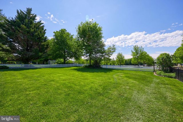 322 POWELL DR, Lancaster, PA 17601