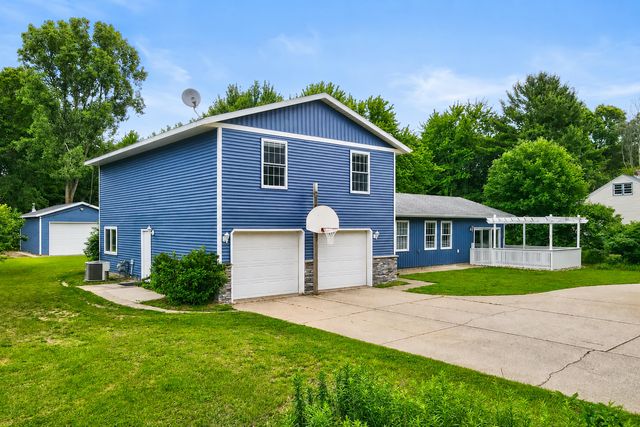 3758 E Sternberg Road, Fruitport, MI 49415