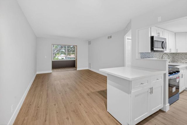 2213 NE 1st Court 204, Boynton Beach, FL 33435