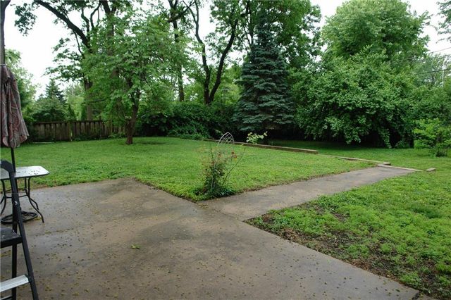 8212 Mackey Street, Overland Park, KS 66204