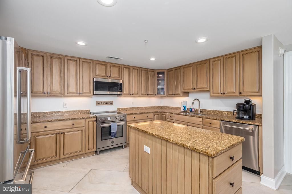 Image 15 of property listing at 6 7TH ST #601, Ocean City, MD 21842