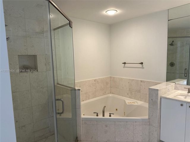 901 Brickell Key Blvd 2005, Miami, FL 33131