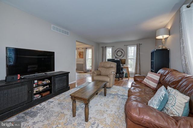 8 BATTERY HILL DR, Voorhees, NJ 08043