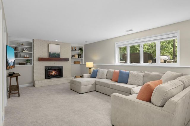 5550 Chatsworth Street N, Shoreview, MN 55126