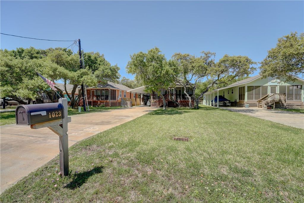 1023 S Fuqua St, Rockport, TX 78382 — exterior