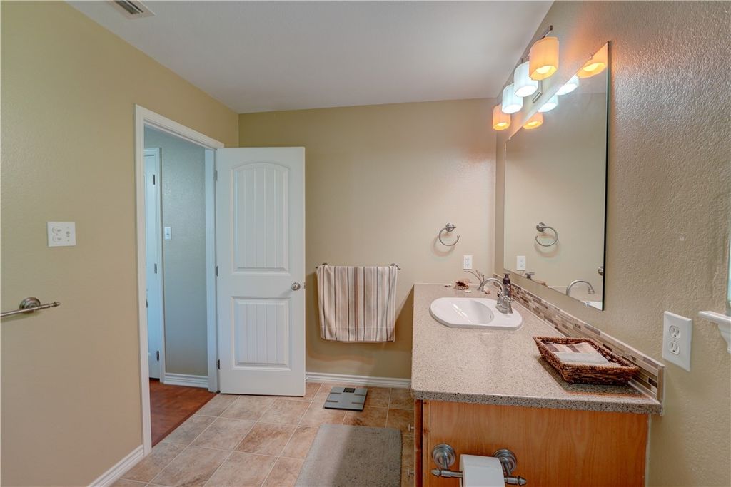 1023 S Fuqua St, Rockport, TX 78382 — photo 2