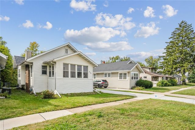 419 33rd Street NE, Cedar Rapids, IA 52402