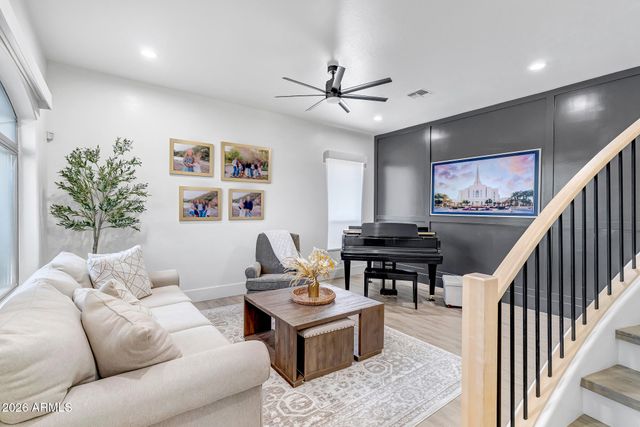 2885 S PALM Street, Gilbert, AZ 85295
