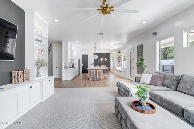 2885 S PALM Street, Gilbert, AZ 85295