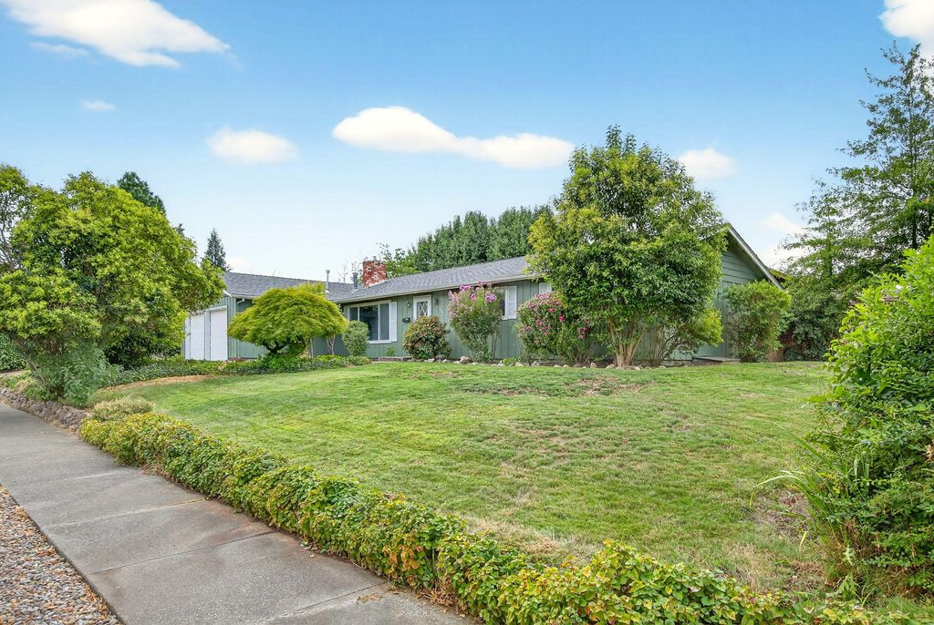 1441 Larkspur Avenue, Medford, OR 97504