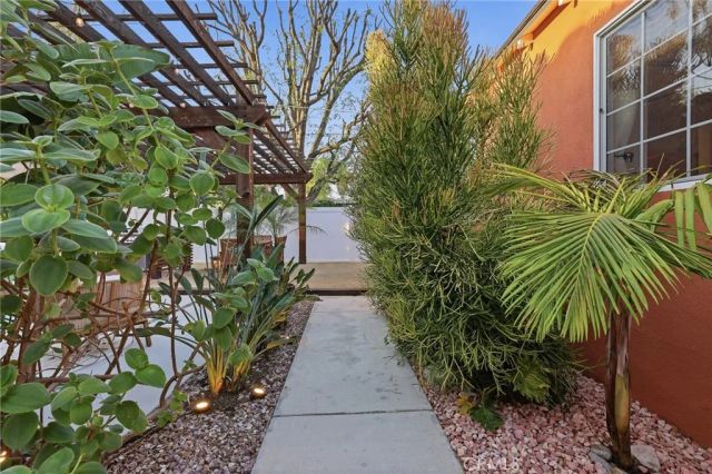 6035 Case, North Hollywood, CA 91606