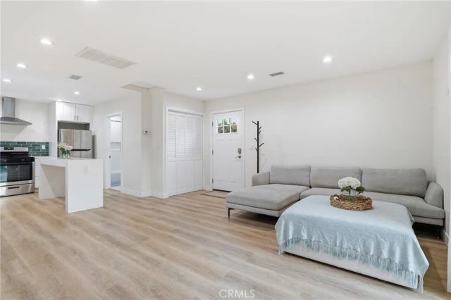 6035 Case, North Hollywood, CA 91606