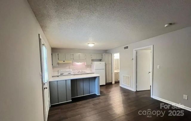 1090 7th Avenue NW 14, Hickory, NC 28601