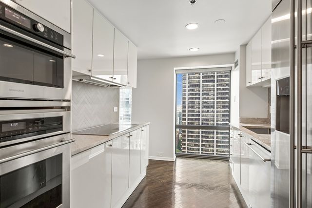 100 E Huron Street 1906, Chicago, IL 60611