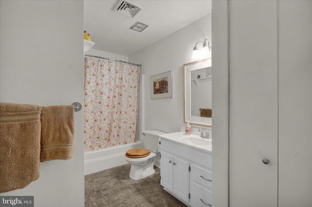 1818 STURBRIDGE DR, Lancaster, PA 17601