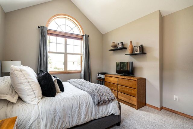 1201 Woodland Hills DRIVE, Waukesha, WI 53188