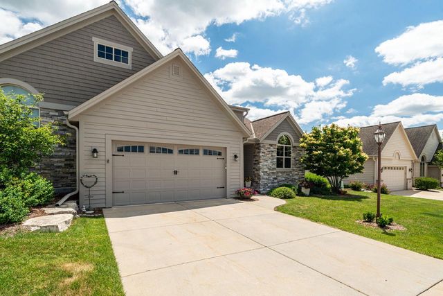 1201 Woodland Hills DRIVE, Waukesha, WI 53188