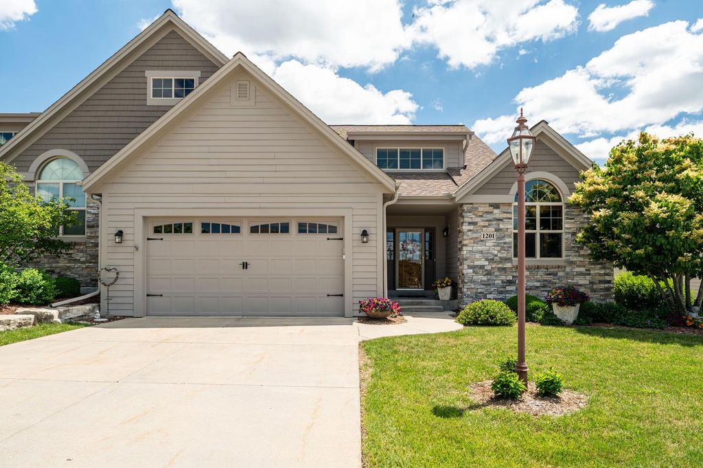 1201 Woodland Hills DRIVE, Waukesha, WI 53188