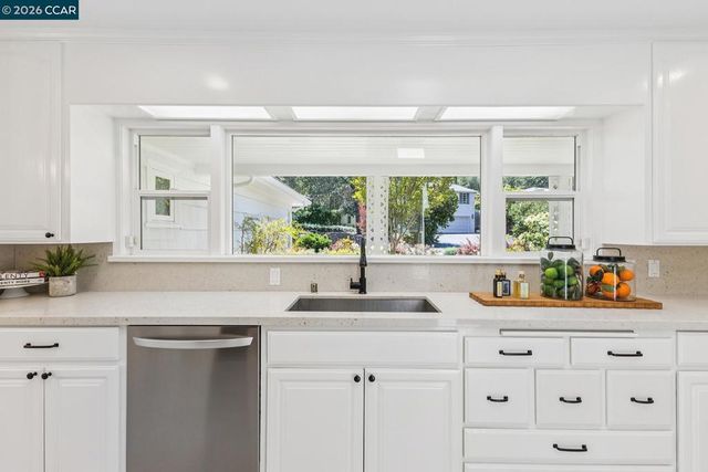4 Crest Rd, Lafayette, CA 94549