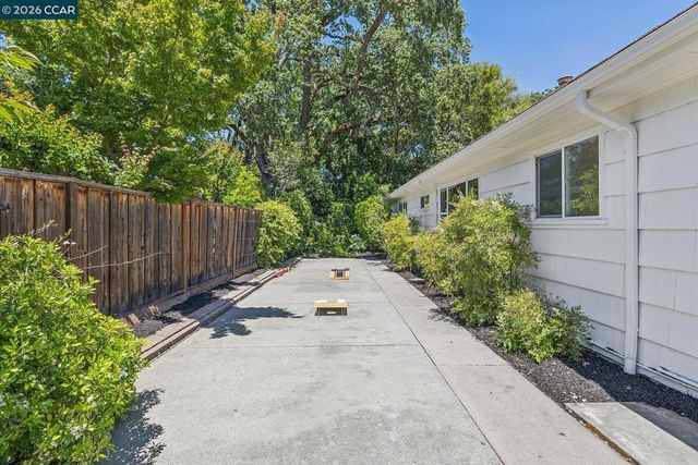 4 Crest Rd, Lafayette, CA 94549