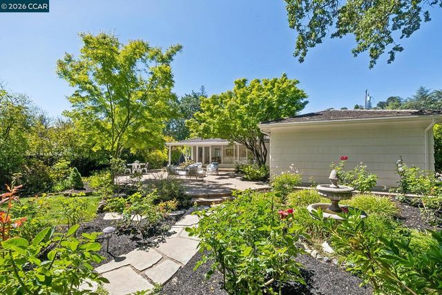 4 Crest Rd, Lafayette, CA 94549