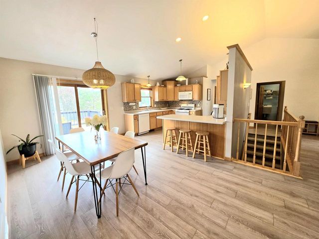 3226 E GREENLEAF DRIVE, Appleton, WI 54913