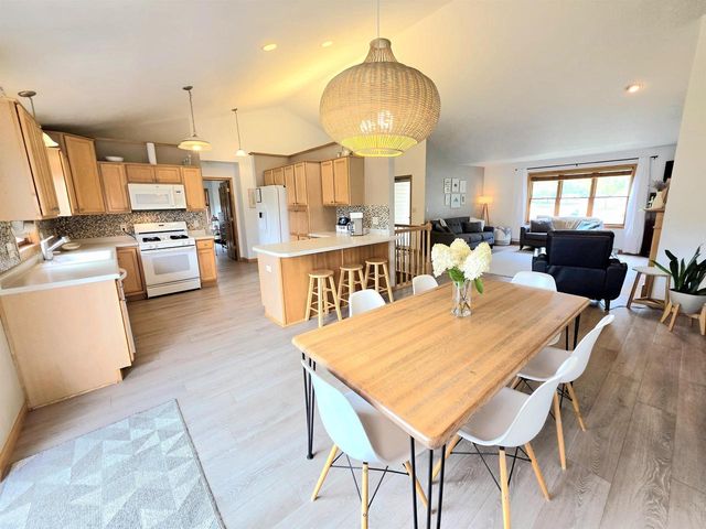 3226 E GREENLEAF DRIVE, Appleton, WI 54913
