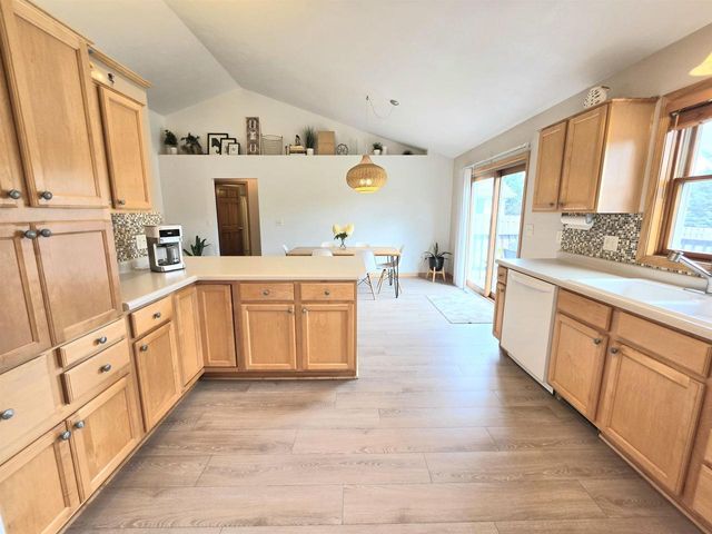 3226 E GREENLEAF DRIVE, Appleton, WI 54913