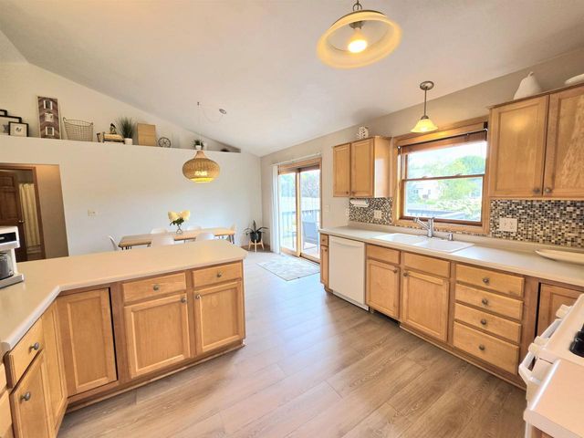 3226 E GREENLEAF DRIVE, Appleton, WI 54913