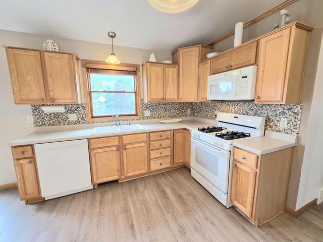 3226 E GREENLEAF DRIVE, Appleton, WI 54913