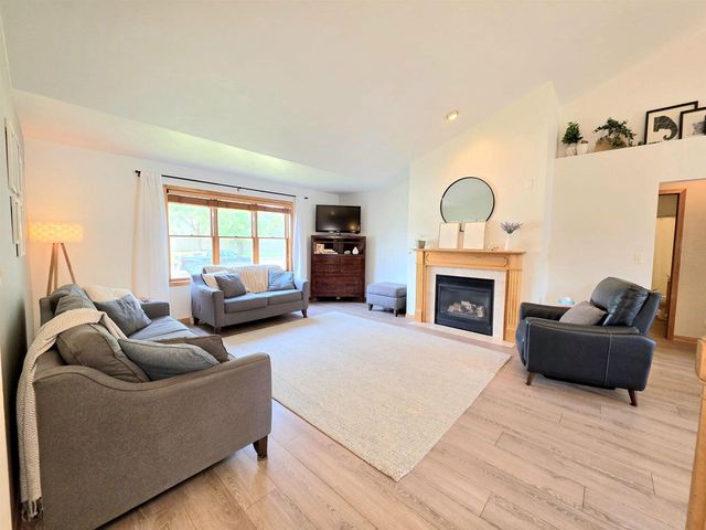 3226 E GREENLEAF DRIVE, Appleton, WI 54913