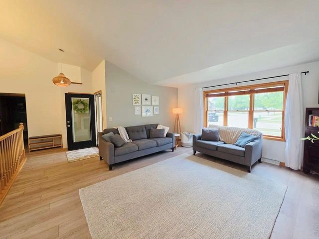 3226 E GREENLEAF DRIVE, Appleton, WI 54913
