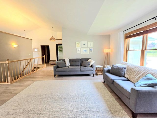 3226 E GREENLEAF DRIVE, Appleton, WI 54913